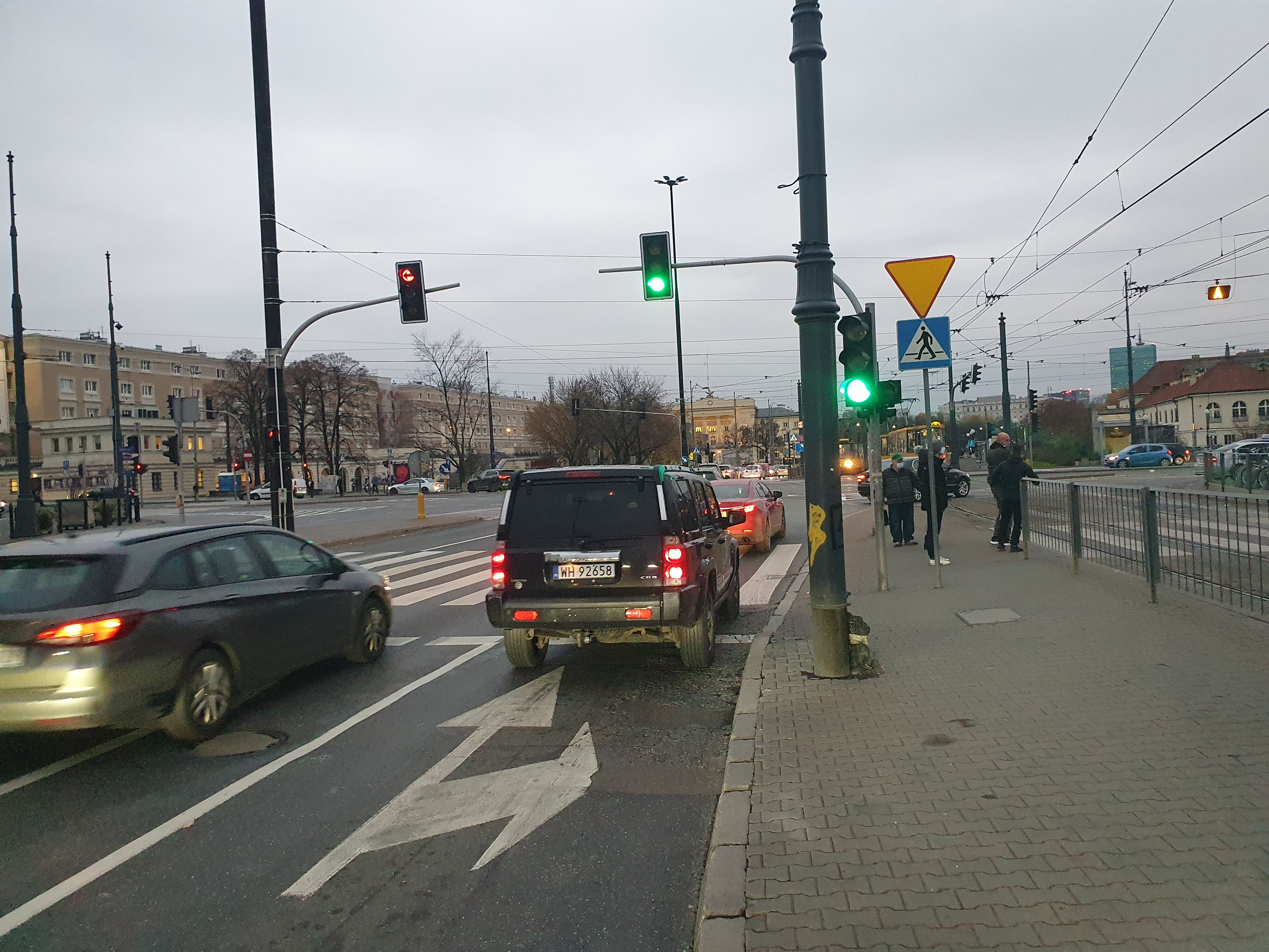 Sytuacja drogowa do pytania: Czy skręcając w prawo masz obowiązek ustąpić pierwszeństwa pojazdowi szynowemu?