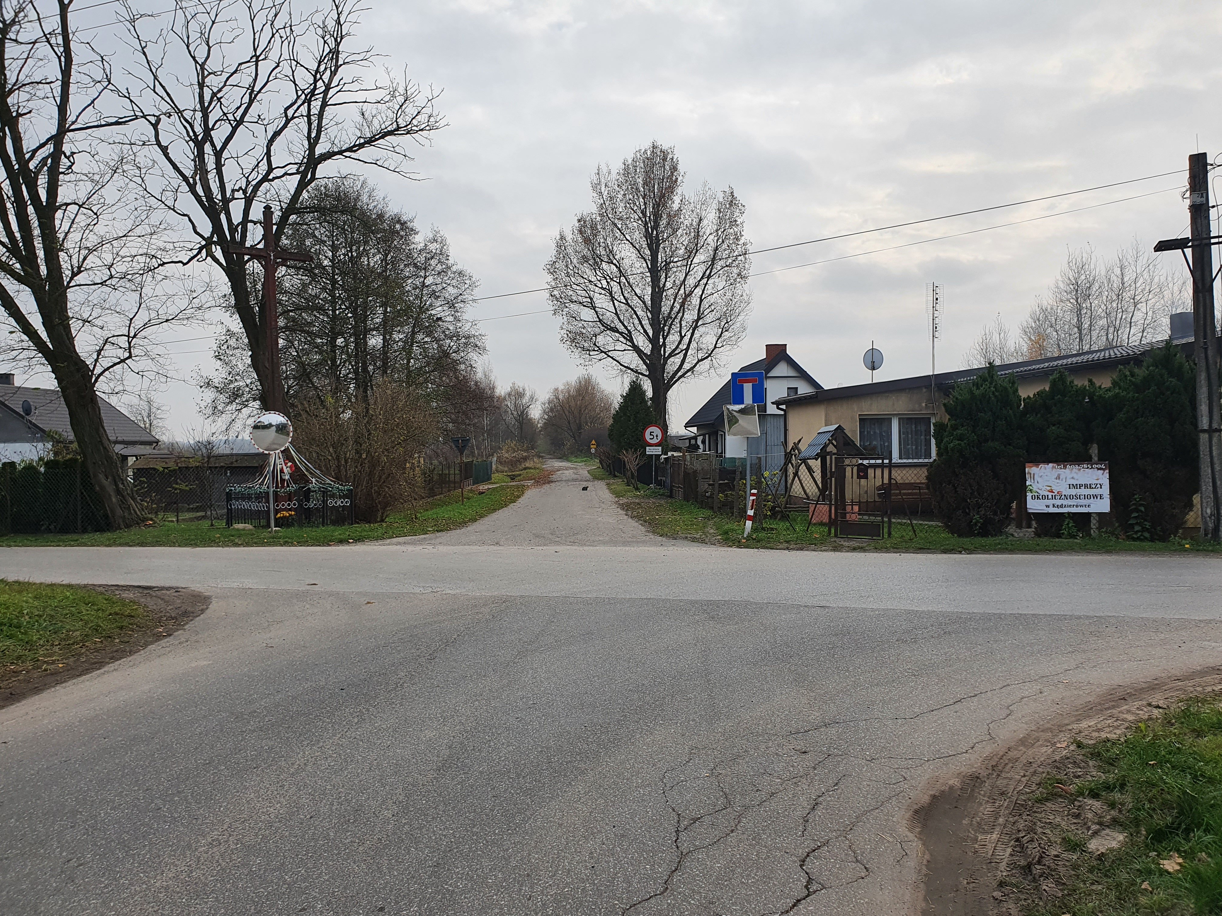 Sytuacja drogowa do pytania: Czy za najbliższym widocznym znakiem ruch pojazdów odbywa się tylko w jednym kierunku?