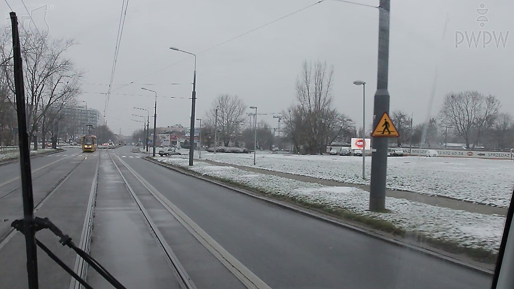 Sytuacja drogowa do pytania: Czy znaki ostrzegawcze zobowiązują kierującego tramwajem do zachowania szczególnej ostrożności?