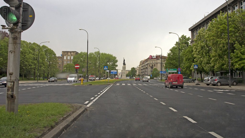 Sytuacja drogowa do pytania: Czy wolno Ci skręcić w lewo przed przejściem dla pieszych?