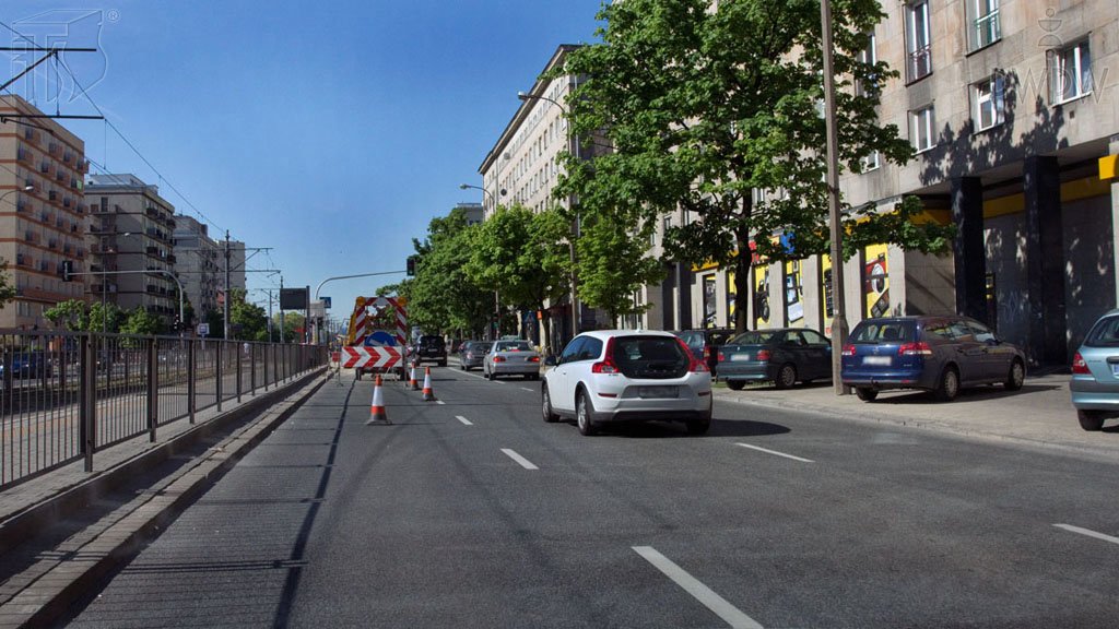 Sytuacja drogowa do pytania: Czy przed ominięciem widocznej przeszkody masz obowiązek ocenić sytuację za pojazdem na pozostałych pasach ruchu?