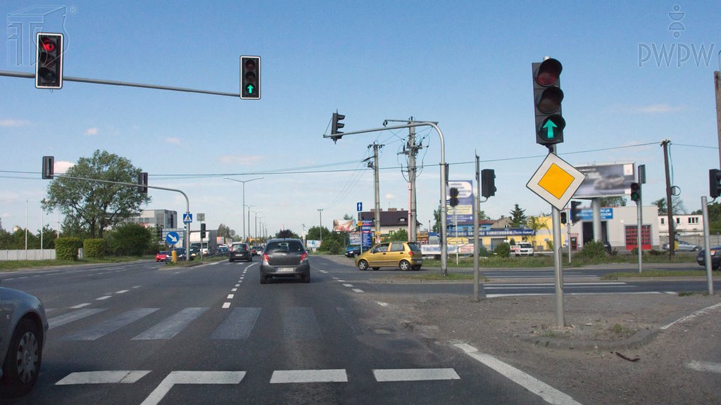 Sytuacja drogowa do pytania: Czy w tej sytuacji wolno Ci skręcić w prawo, jeśli nie spowodujesz tym utrudnienia ruchu?