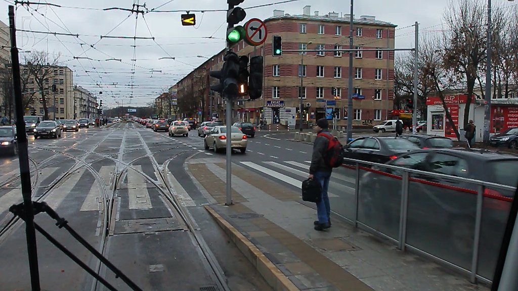 Sytuacja drogowa do pytania: Czy w tej sytuacji wolno Ci skręcić w lewo?