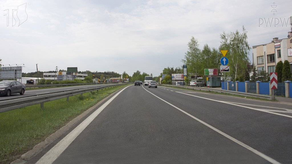 Sytuacja drogowa do pytania: Czy w tak oznakowanym miejscu wolno Ci zmienić pas ruchu?
