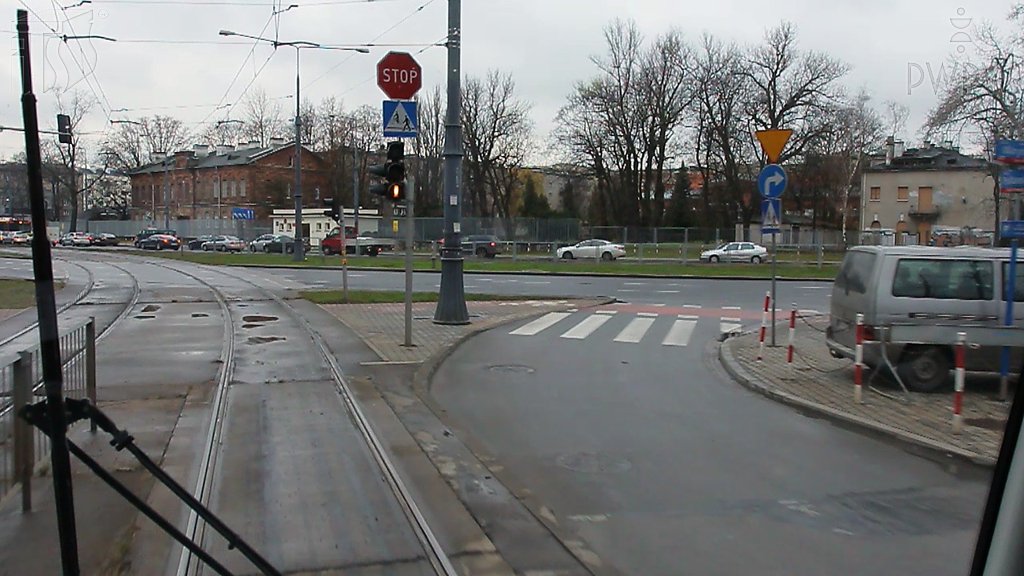 Sytuacja drogowa do pytania: Czy w tej sytuacji, masz obowiązek zatrzymać pojazd i ustąpić pierwszeństwa kierującym samochodami jadącymi po drodze poprzecznej?