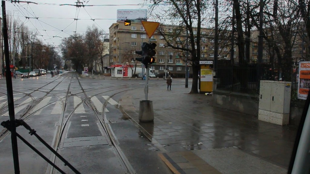 Sytuacja drogowa do pytania: Czy w tej sytuacji, masz obowiązek ustąpić pierwszeństwa pojazdom poruszającym się drogą poprzeczną?
