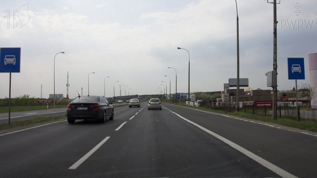 Sytuacja drogowa do pytania: Z jaką maksymalną dopuszczalną prędkością wolno Ci kierować samochodem osobowym po drodze za tym znakiem?