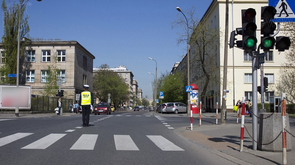 Sytuacja drogowa do pytania: Czy w przedstawionej sytuacji masz obowiązek zatrzymać się?