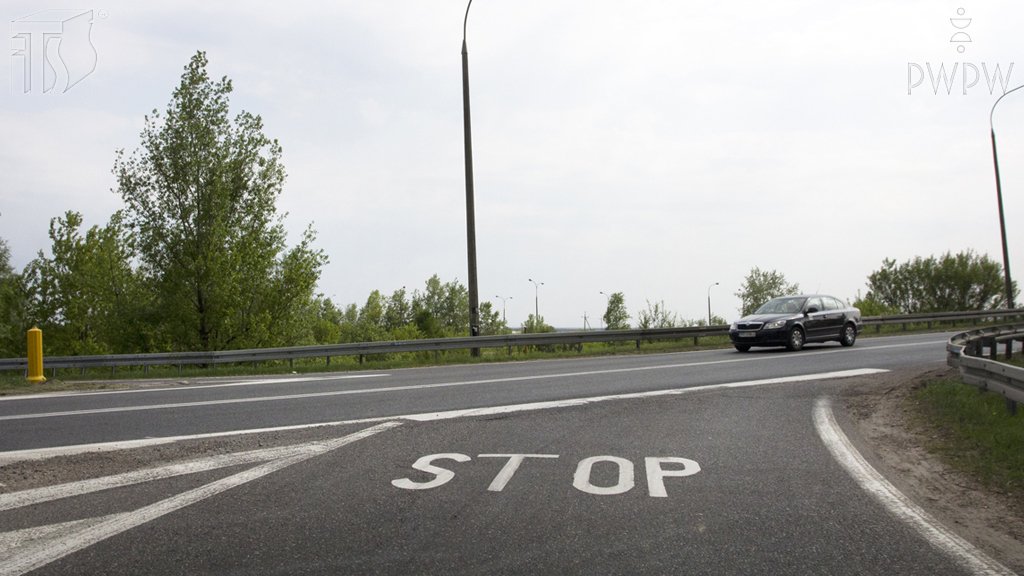 Sytuacja drogowa do pytania: Czy widoczny na jezdni napis "STOP" potwierdza oznakowanie wlotu na skrzyżowanie znakiem pionowym "stop"?