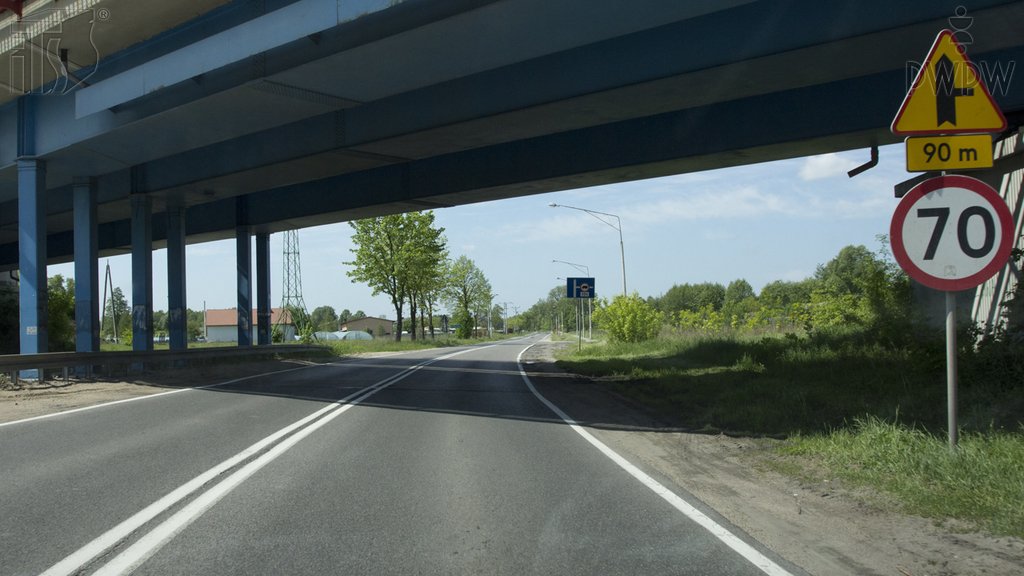 Sytuacja drogowa do pytania: Czy w przedstawionej sytuacji odległość znaku ostrzegawczego od miejsca niebezpiecznego wynosi od 150 do 300 metrów?