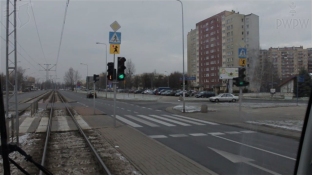 Sytuacja drogowa do pytania: Czy ten znak oznacza, że dzieci przeprowadzane są w tym miejscu przez jezdnię przez uprawnioną osobę?