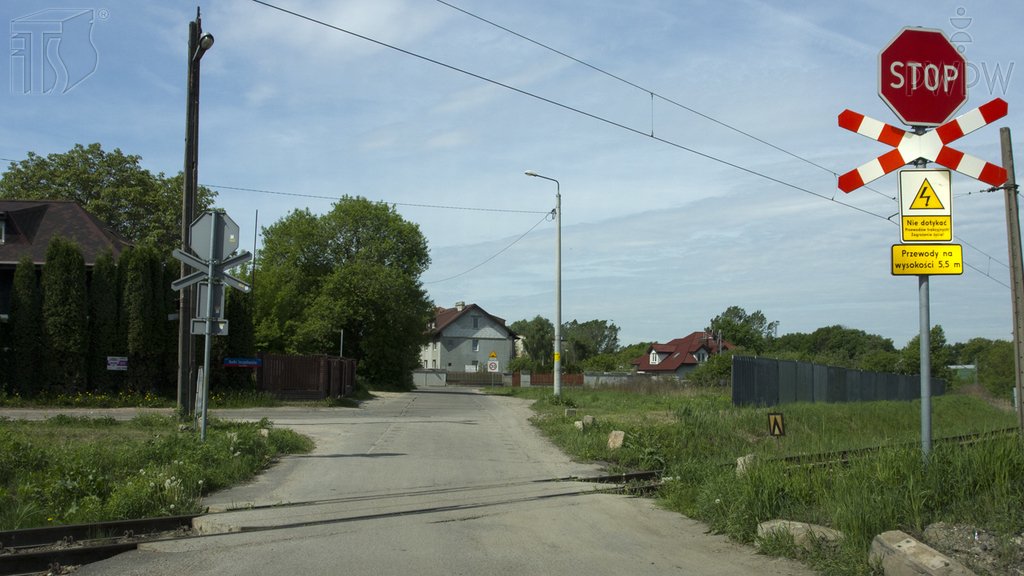 Sytuacja drogowa do pytania: Czy w tej sytuacji wolno Ci przejechać przez przejazd kolejowy bez zatrzymywania się, jeśli upewniłeś się wcześniej, że nie nadjeżdża pociąg?