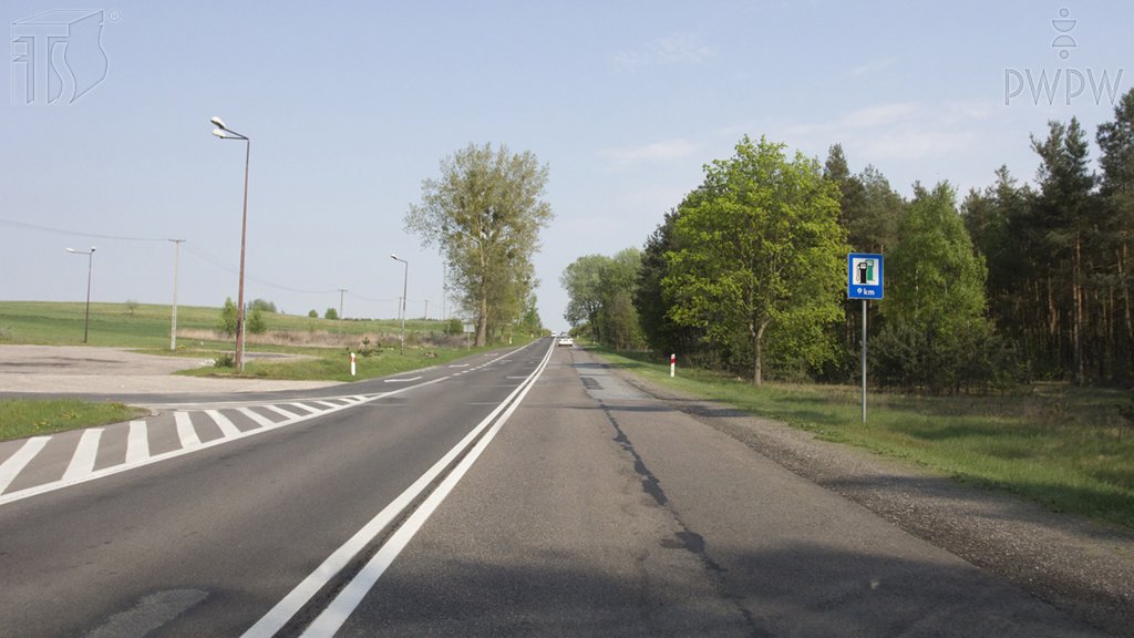 Sytuacja drogowa do pytania: Czy w tak oznakowanym miejscu wolno Ci skręcić w lewo na widoczny przy drodze parking?