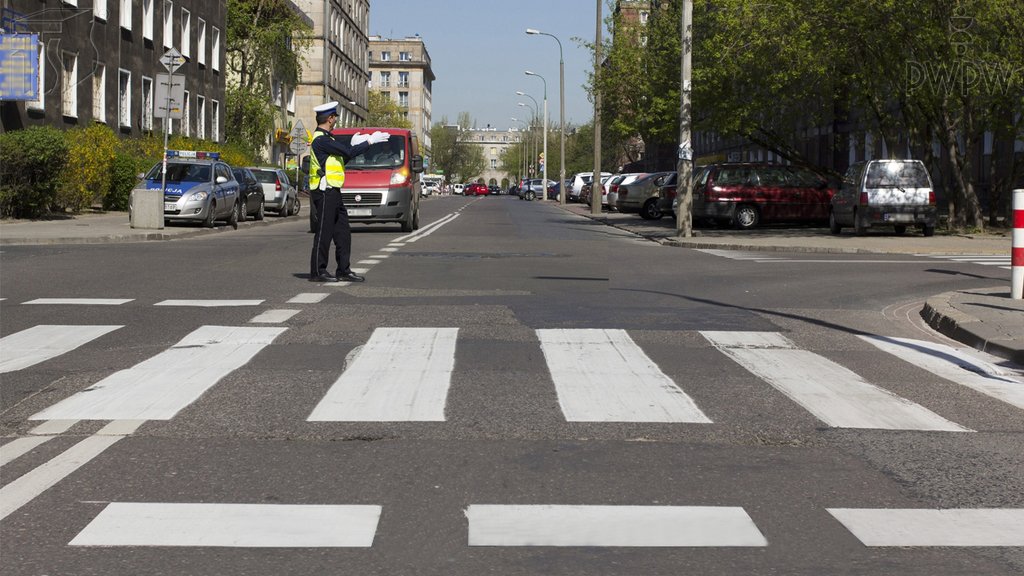 Sytuacja drogowa do pytania: Czy w przedstawionej sytuacji masz prawo skręcić w lewo?