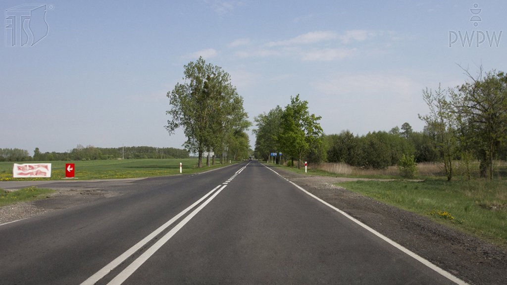 Sytuacja drogowa do pytania: Czy z tak oznakowanej jezdni wolno Ci zjechać na widoczny po lewej stronie parking?