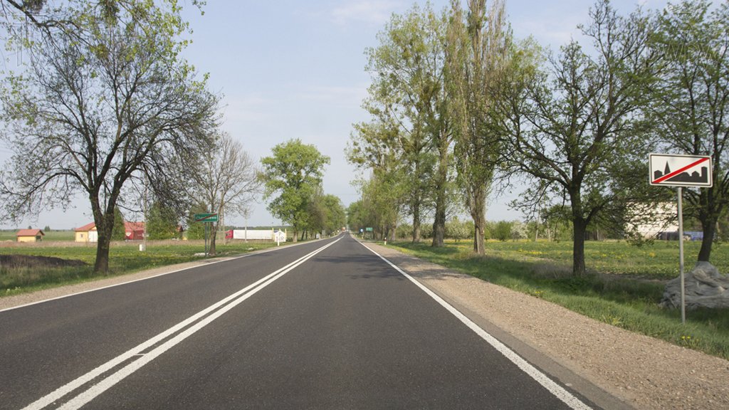 Sytuacja drogowa do pytania: Z jaką maksymalną dopuszczalną prędkością wolno Ci kierować samochodem osobowym po drodze za tym znakiem?