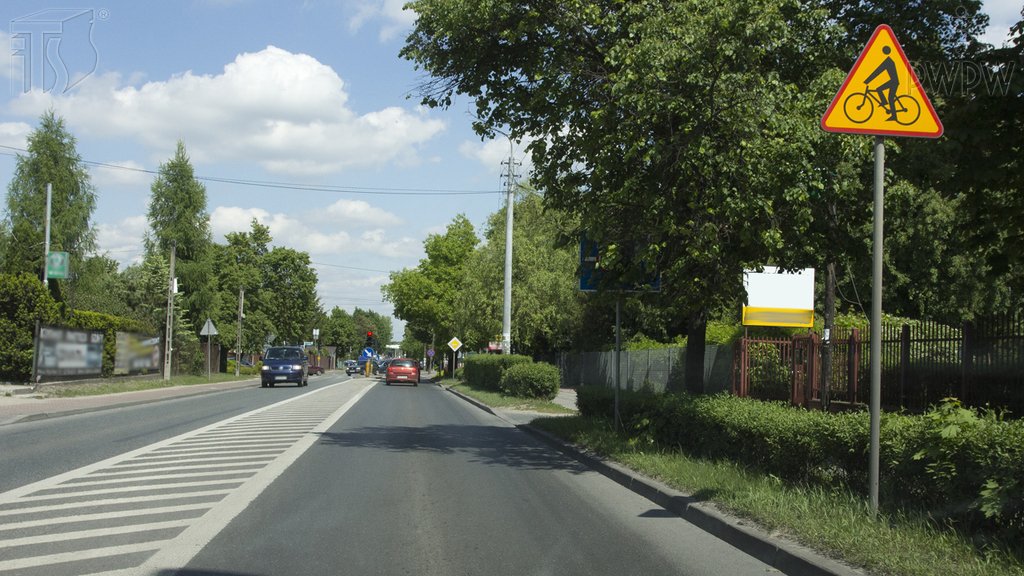 Sytuacja drogowa do pytania: Czy w przedstawionej sytuacji jesteś ostrzegany o miejscu, w którym rowerzyści wjeżdżają na jezdnię lub przez nią przejeżdżają?