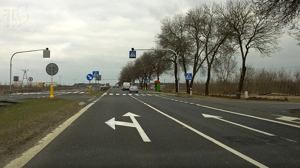 Sytuacja drogowa do pytania: Czy na najbliższym skrzyżowaniu wolno Ci oczekiwać na możliwość zawrócenia w obrębie pasa dzielącego jezdnie?
