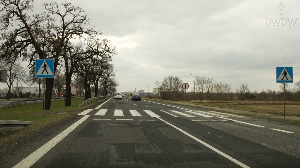 Sytuacja drogowa do pytania: Czy w tym miejscu wolno Ci zmienić pas ruchu?