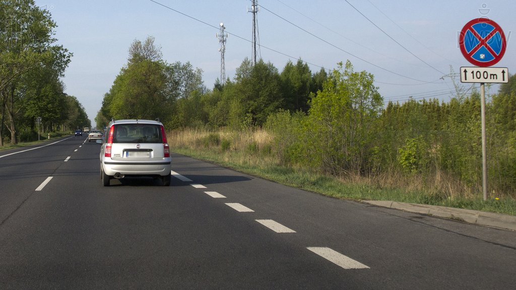 Sytuacja drogowa do pytania: Czy umieszczona pod znakiem zakazu tabliczka wskazuje długość odcinka jezdni, na którym zakaz obowiązuje?