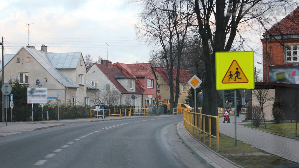 Sytuacja drogowa do pytania: Czy w tej sytuacji jesteś ostrzegany, że zbliżasz się do przejścia dla pieszych?