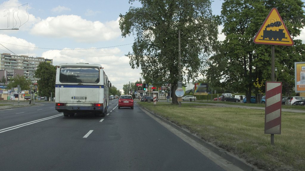Sytuacja drogowa do pytania: Czy w przedstawionej sytuacji jesteś ostrzegany o przejeździe kolejowym wyposażonym w półzapory?