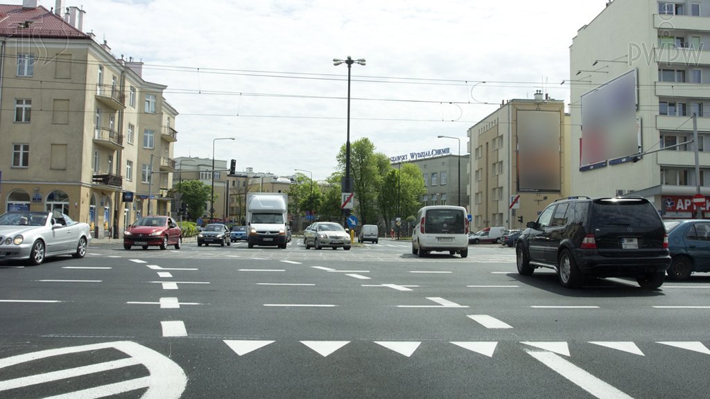Sytuacja drogowa do pytania: Czy widoczne na tym skrzyżowaniu oznakowanie poziome w postaci linii przerywanej, oznacza kontynuację zajmowanego pasa ruchu?