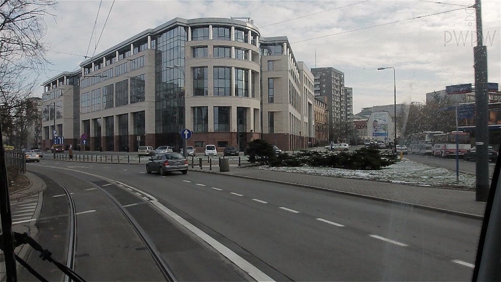 Sytuacja drogowa do pytania: Czy to oznakowanie poziome wskazuje, że motorniczy powinien spodziewać się pojazdów mogących wjechać na wydzielone torowisko z prawej strony?