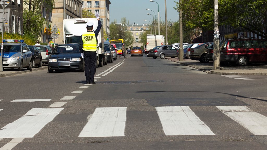 Sytuacja drogowa do pytania: Czy następny sygnał będzie Ci zabraniał wjazdu na skrzyżowanie?