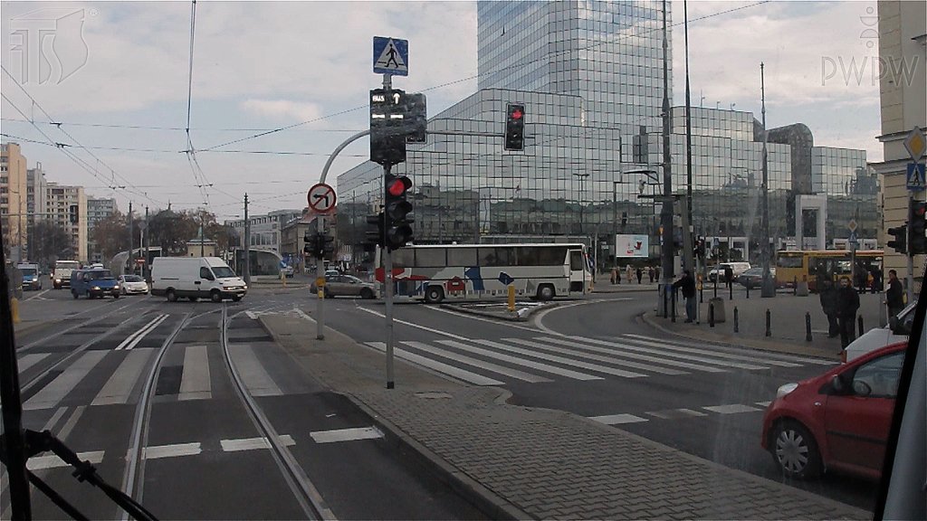 Sytuacja drogowa do pytania: Czy w tej sytuacji motorniczy ma obowiązek zatrzymać się na tuż przed linią wyznaczoną przez prostokąty?