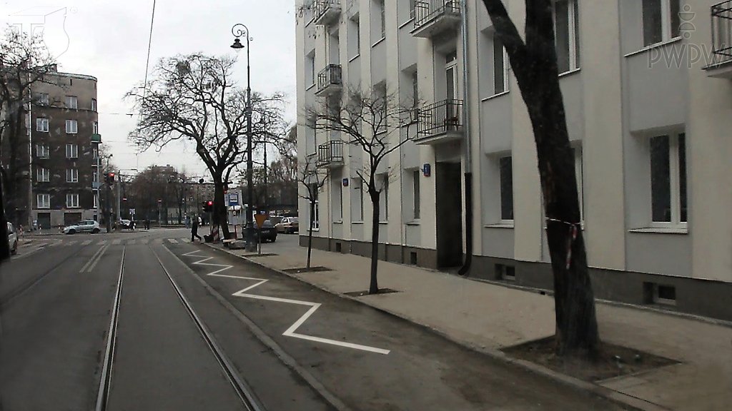 Sytuacja drogowa do pytania: Czy widoczny na jezdni znak "linia łamana" wyznacza miejsce parkingowe dla niepełnosprawnych?