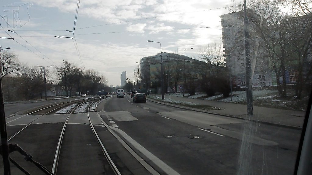 Sytuacja drogowa do pytania: Czy w tym miejscu powinieneś spodziewać się samochodów wjeżdżających na wydzielone torowisko?