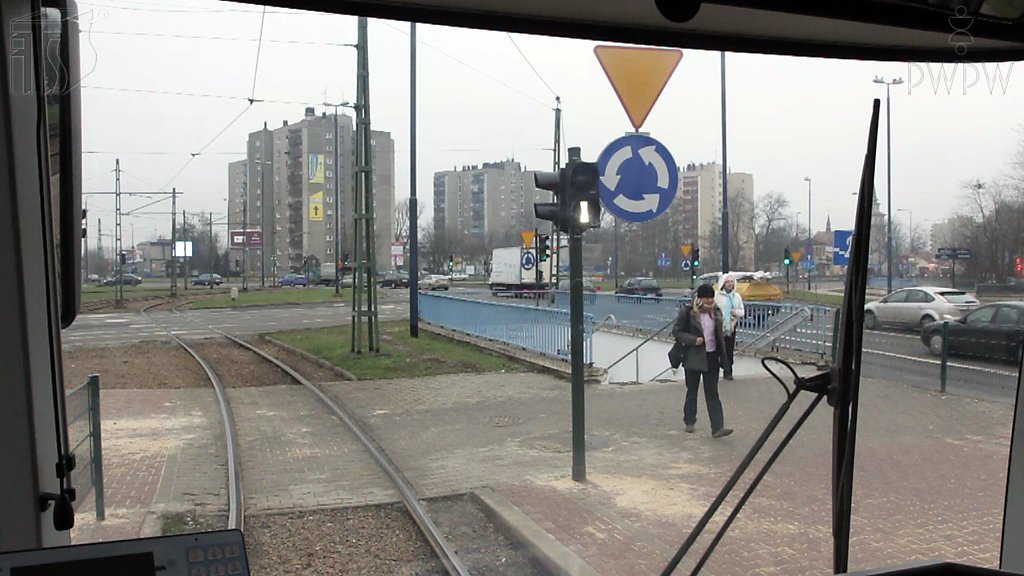 Sytuacja drogowa do pytania: Czy sygnały świetlne mają pierwszeństwo przed znakami drogowymi regulującymi pierwszeństwo przejazdu?