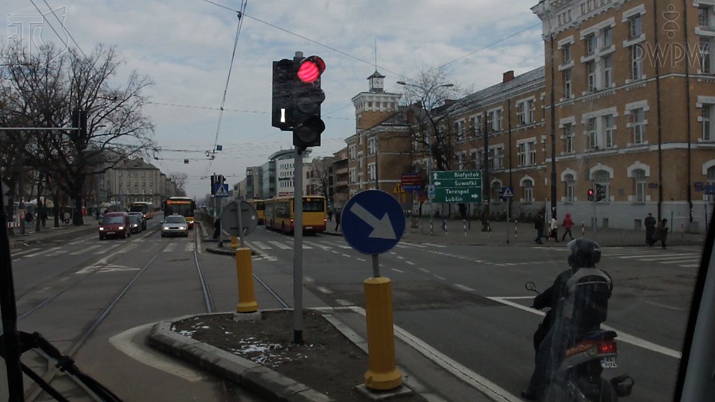 Sytuacja drogowa do pytania: Czy w tej sytuacji, kierujący tramwajem musi czekać aż zapali się światło zielone?