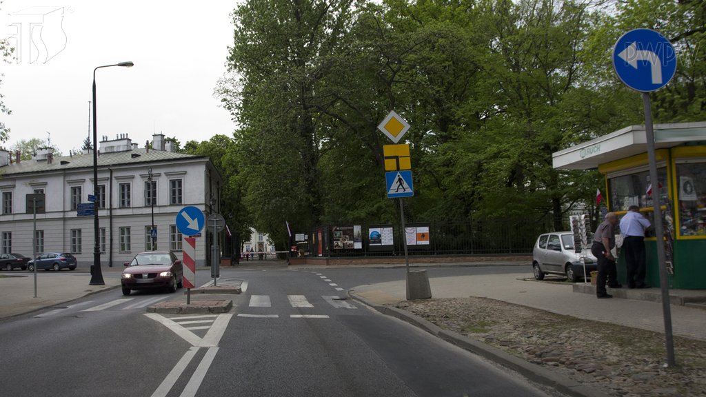 Sytuacja drogowa do pytania: Czy na widocznym skrzyżowaniu wolno Ci skręcić wyłącznie w lewo?