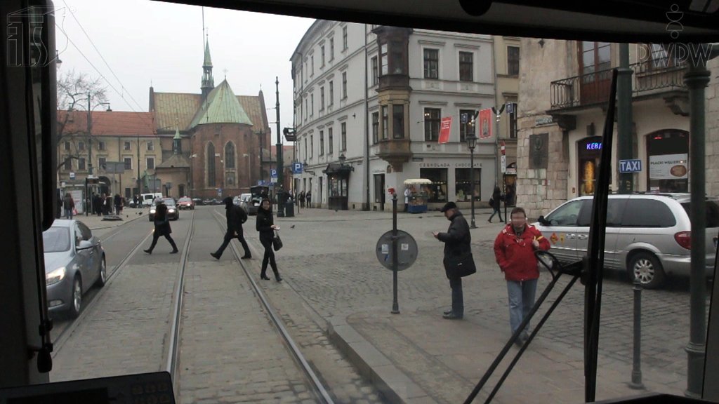 Sytuacja drogowa do pytania: Czy ruszając po zatrzymaniu tramwaju wymuszonym przez pieszego, który przekraczał jezdnię w miejscu niedozwolonym, włączasz się do ruchu?