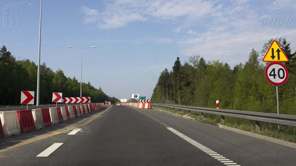 Sytuacja drogowa do pytania: Czy w przedstawionej sytuacji odległość od znaku ostrzegawczego do miejsca niebezpiecznego wynosi do 100 metrów?