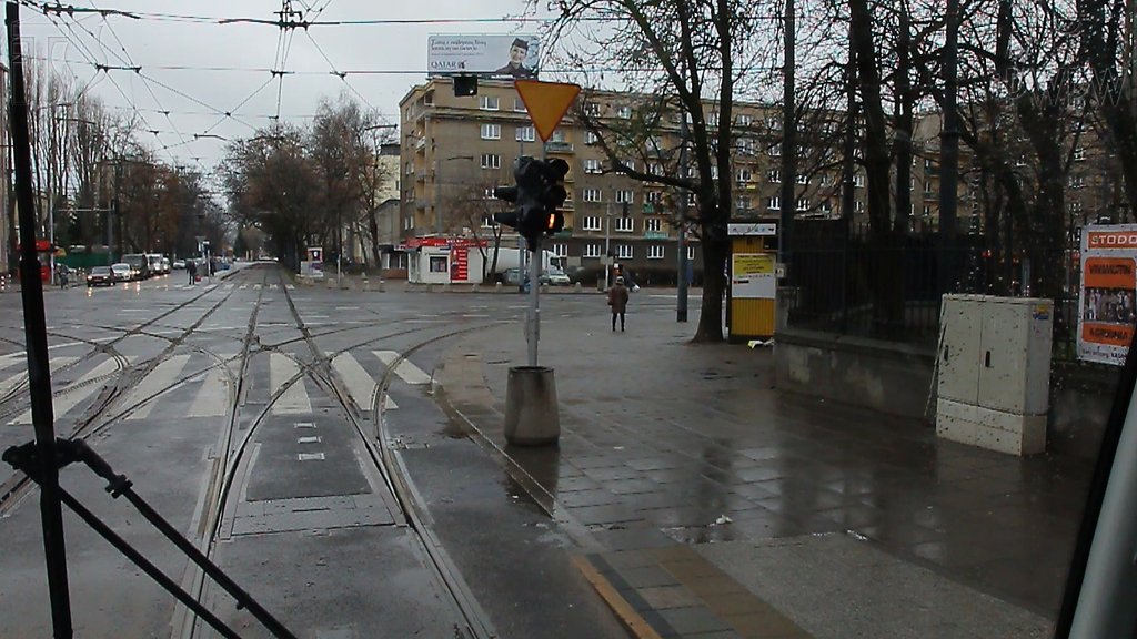Sytuacja drogowa do pytania: Czy w tej sytuacji, masz obowiązek stosować się do znaku "ustąp pierwszeństwa"?