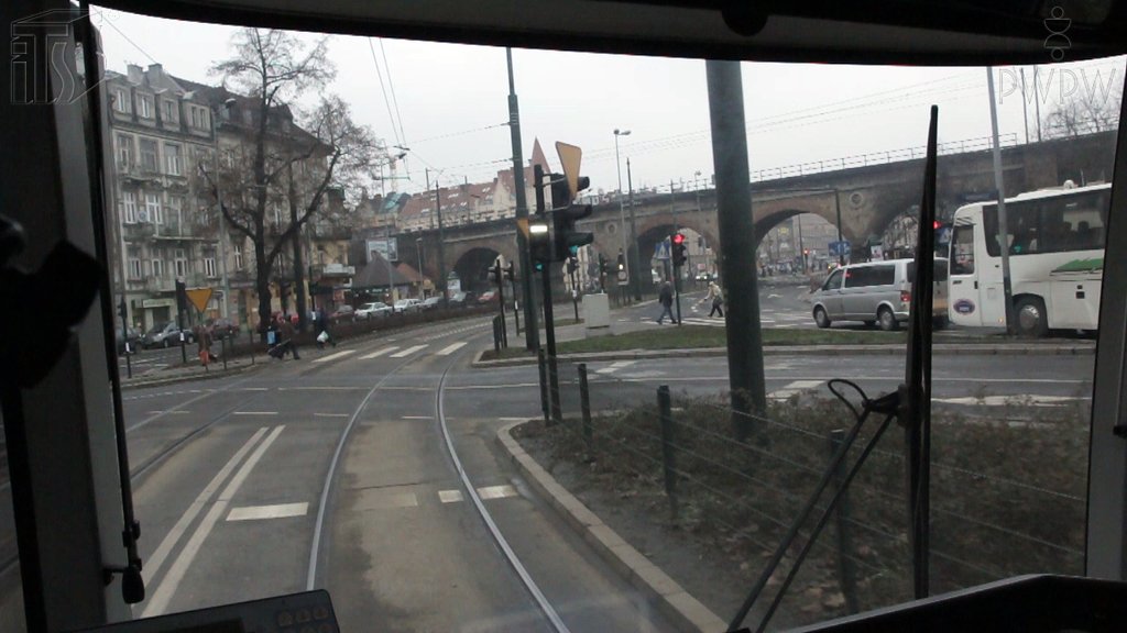 Sytuacja drogowa do pytania: Czy w tej sytuacji, masz obowiązek zatrzymać tramwaj przed linią warunkowego zatrzymania?