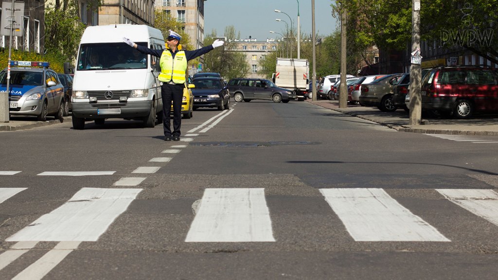 Sytuacja drogowa do pytania: Czy w tej sytuacji masz prawo wjechać na skrzyżowanie?