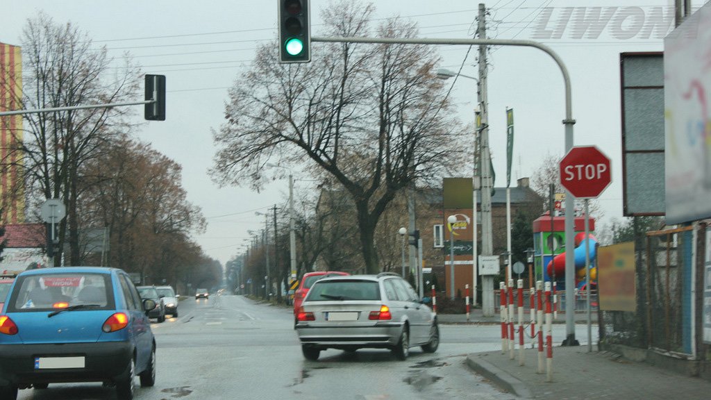 Sytuacja drogowa do pytania: Czy w tej sytuacji zamierzając kontynuować jazdę prosto przez skrzyżowanie masz obowiązek zatrzymać się przed znakiem „STOP”?