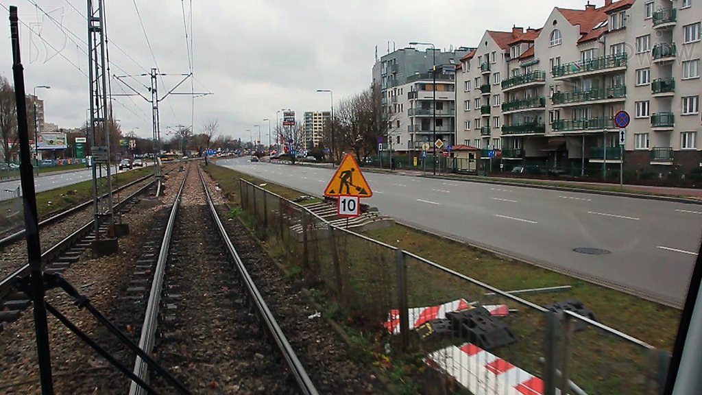 Sytuacja drogowa do pytania: Czy, ograniczenie prędkości określone przez ten znak obowiązuje motorniczego wyłącznie do najbliższego skrzyżowania bądź przecięcia torów, o ile inne znaki nie nakażą inaczej?