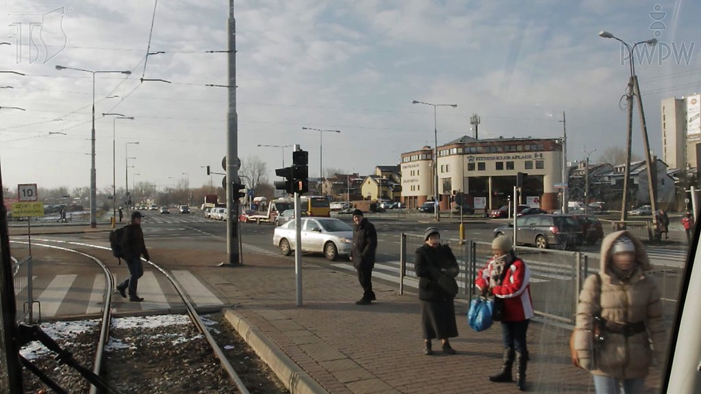 Sytuacja drogowa do pytania: Czy w takiej sytuacji masz prawo ruszyć nie czekając aż pieszy opuści przejście dla pieszych?