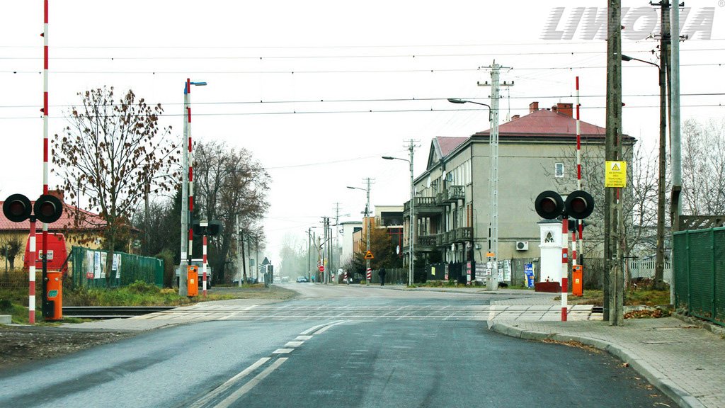 Sytuacja drogowa do pytania: Czy przejeżdżając przez przejazd kolejowy masz pierwszeństwo przed nadjeżdżającym pojazdem szynowym?