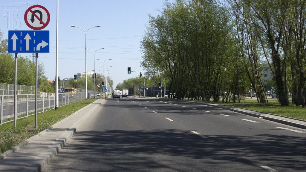 Sytuacja drogowa do pytania: Czy w przedstawionej sytuacji obowiązuje Cię zakaz zawracania od miejsca ustawienia znaku do najbliższego skrzyżowania włącznie?