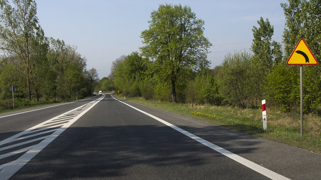 Sytuacja drogowa do pytania: Czy w przedstawionej sytuacji jesteś ostrzegany o kilku niebezpiecznych zakrętach w lewo?