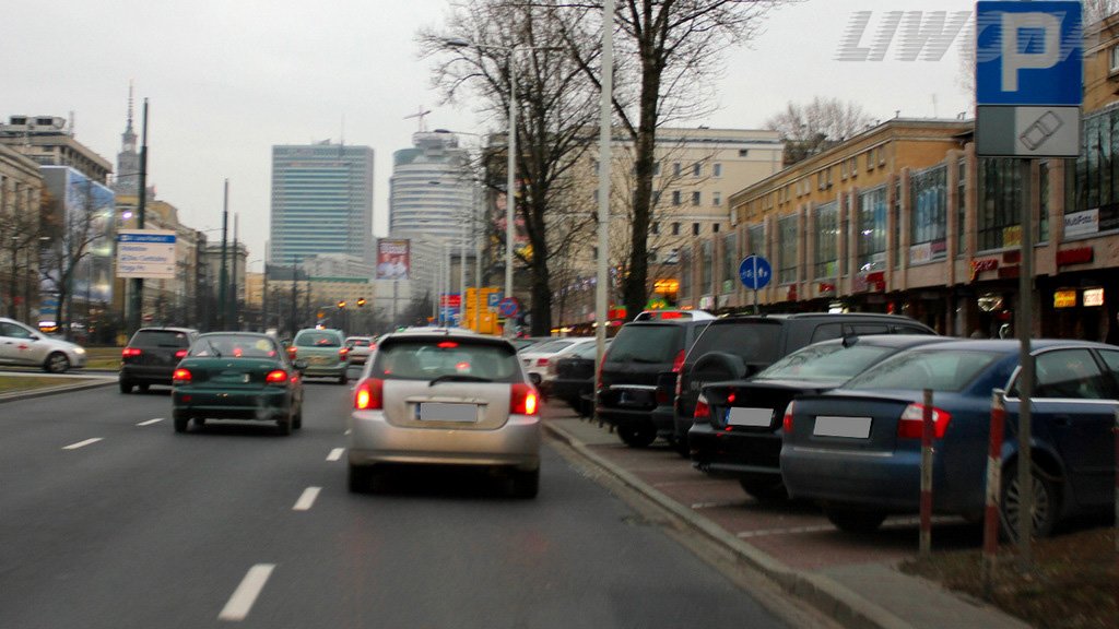 Sytuacja drogowa do pytania: Czy w tej sytuacji za znakiem masz prawo zaparkować na jezdni pojazd silnikowy?