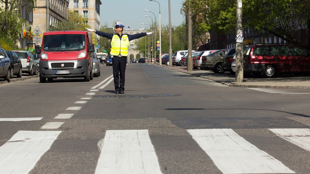 Sytuacja drogowa do pytania: Czy w tej sytuacji wolno Ci skręcić w prawo, jeżeli nie utrudniasz nikomu ruchu?