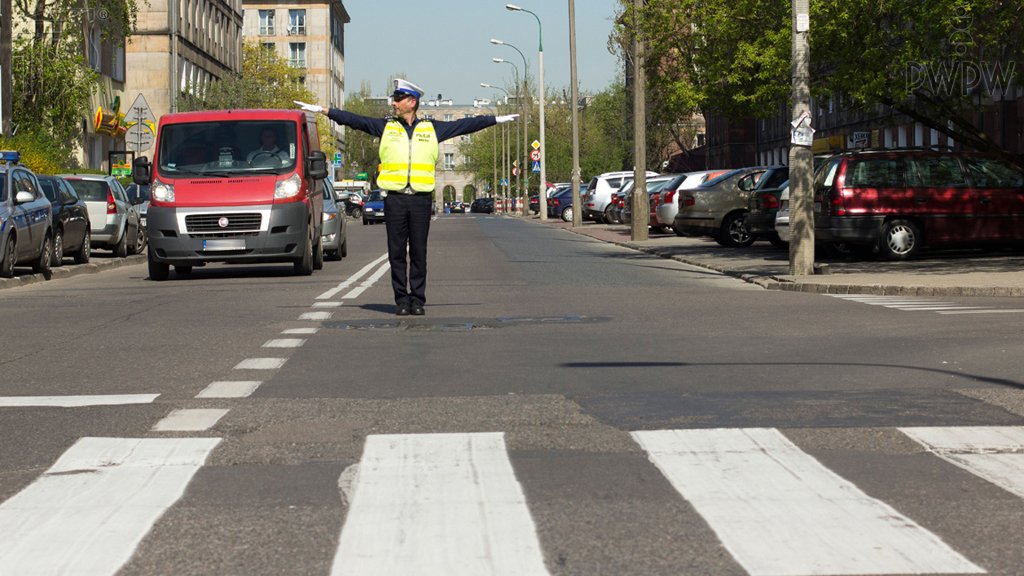 Sytuacja drogowa do pytania: Czy w tej sytuacji skręcanie w prawo jest zabronione nawet wtedy, gdy nie utrudni to poruszania się innym uczestnikom ruchu drogowego?