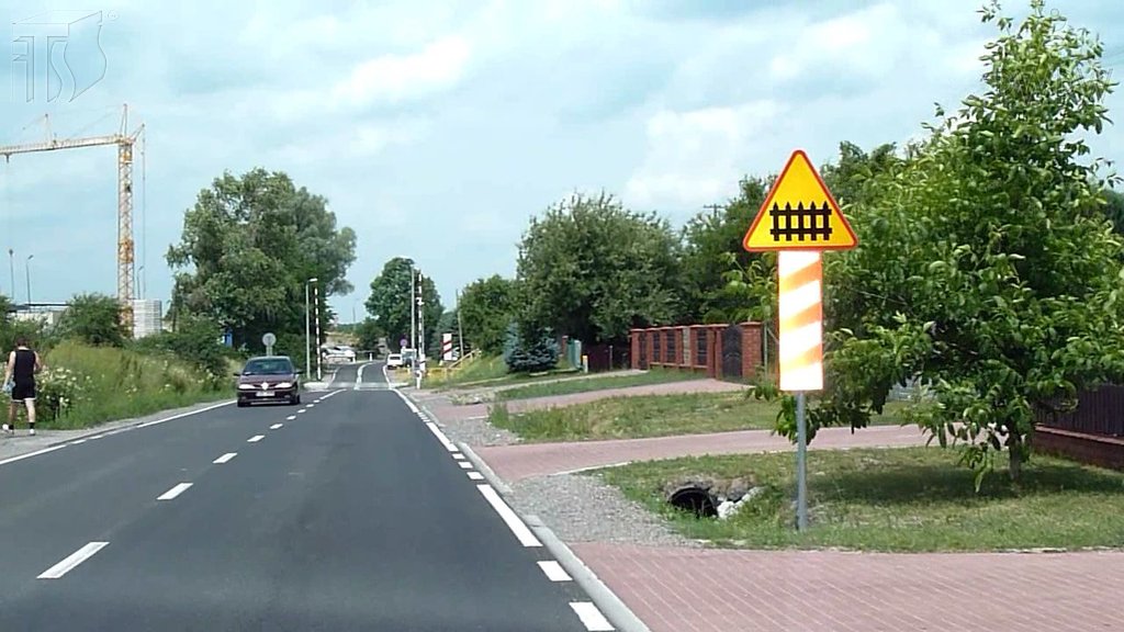 Sytuacja drogowa do pytania: Czy przed wjazdem na przejazd kolejowy oznaczony tym znakiem, zawsze masz obowiązek zatrzymania się?